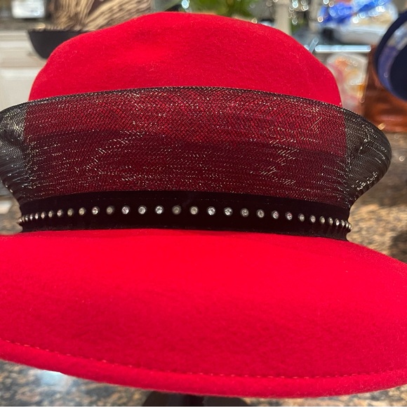 Elegant Red and Black Women\'s Hat